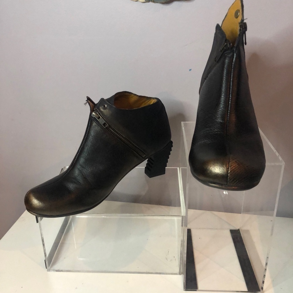 Papucei boots size 41 black with a touch of gold